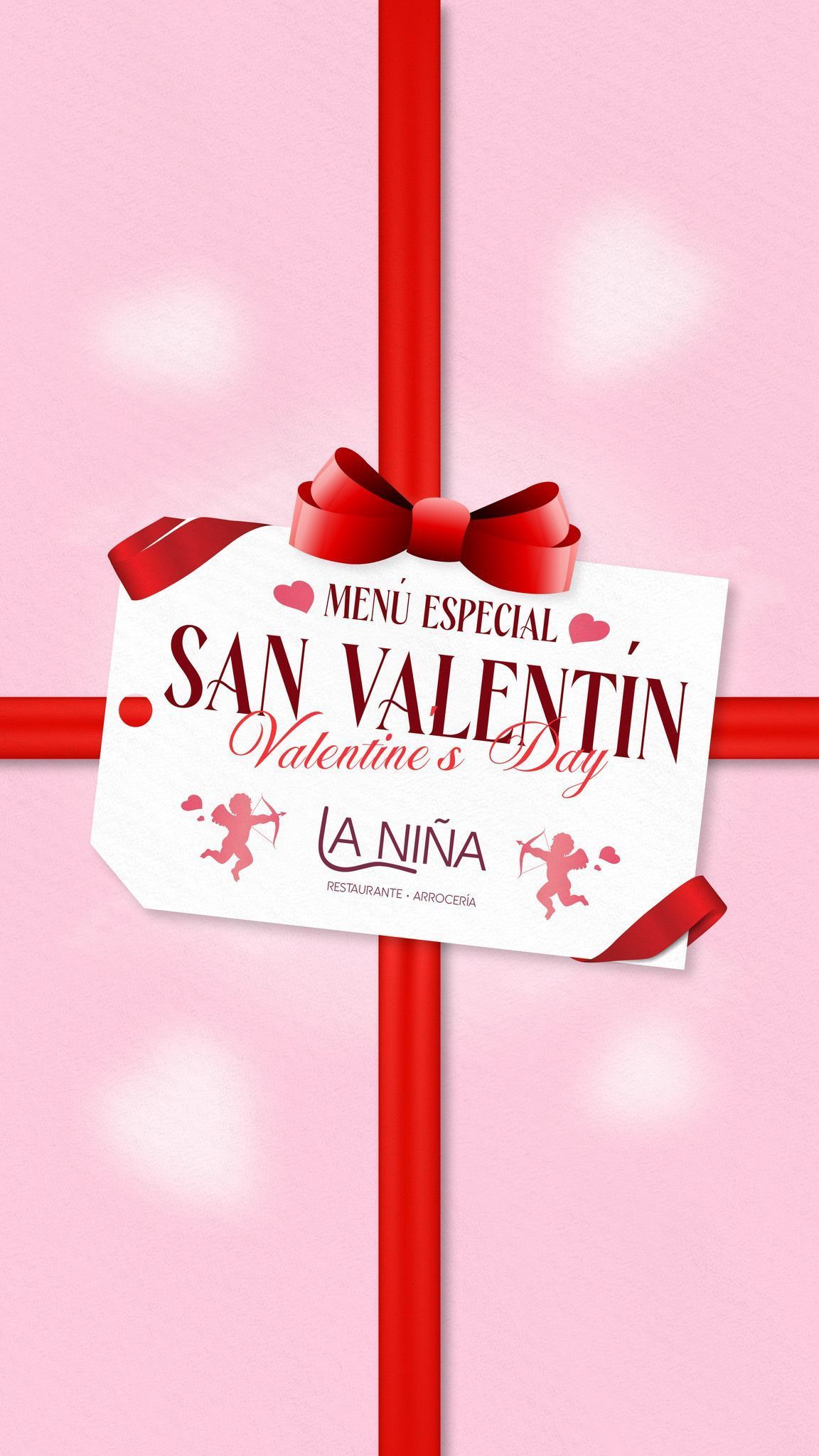 Una persona sostiene un plato de comida con aguacate y crutones.