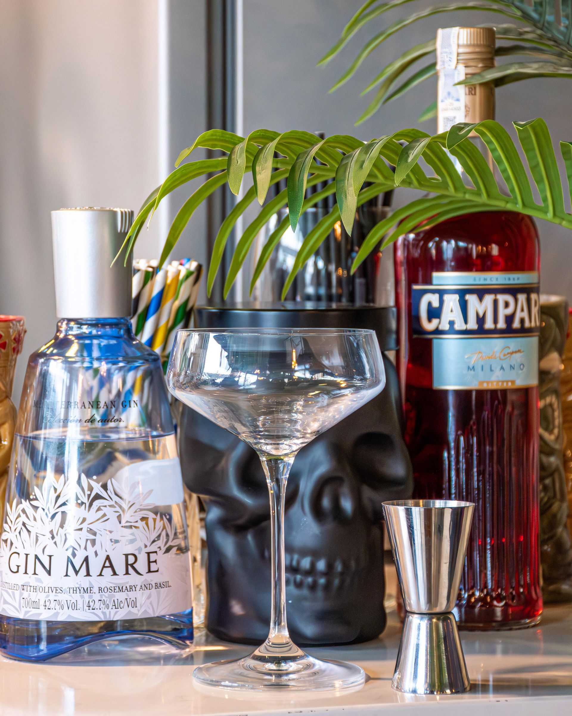 Un restaurante con un cartel azul que dice Nina.