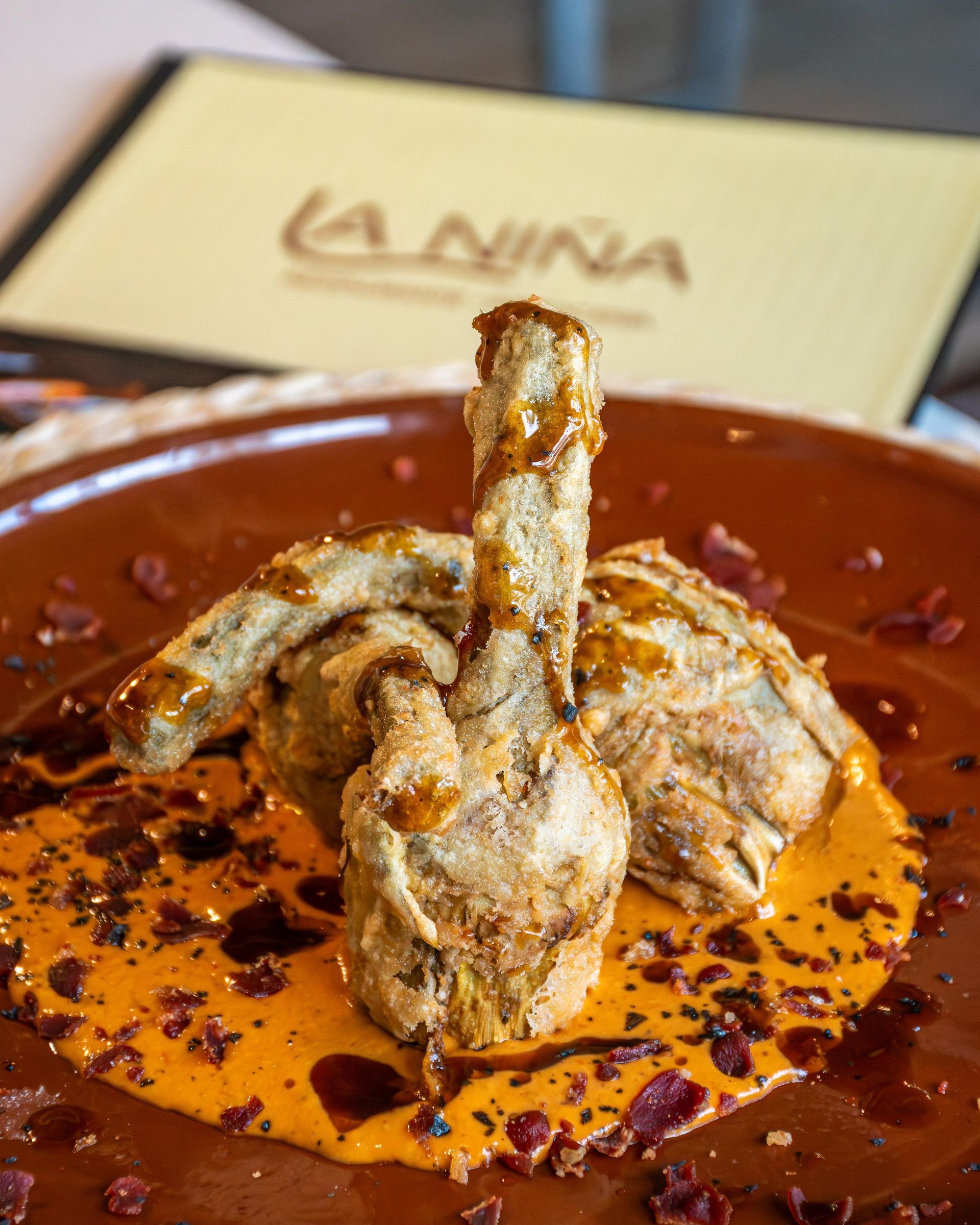 Un hombre y una mujer están sentados en una mesa comiendo comida.