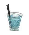 Cóctel azul en vaso estampado con hielo y pajitas.