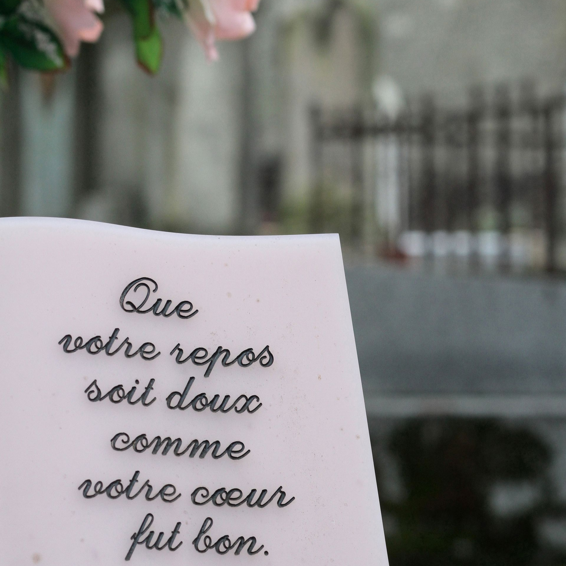 Texte en avant-plan : Que votre repos soit doux comme votre cœur fut bon.
