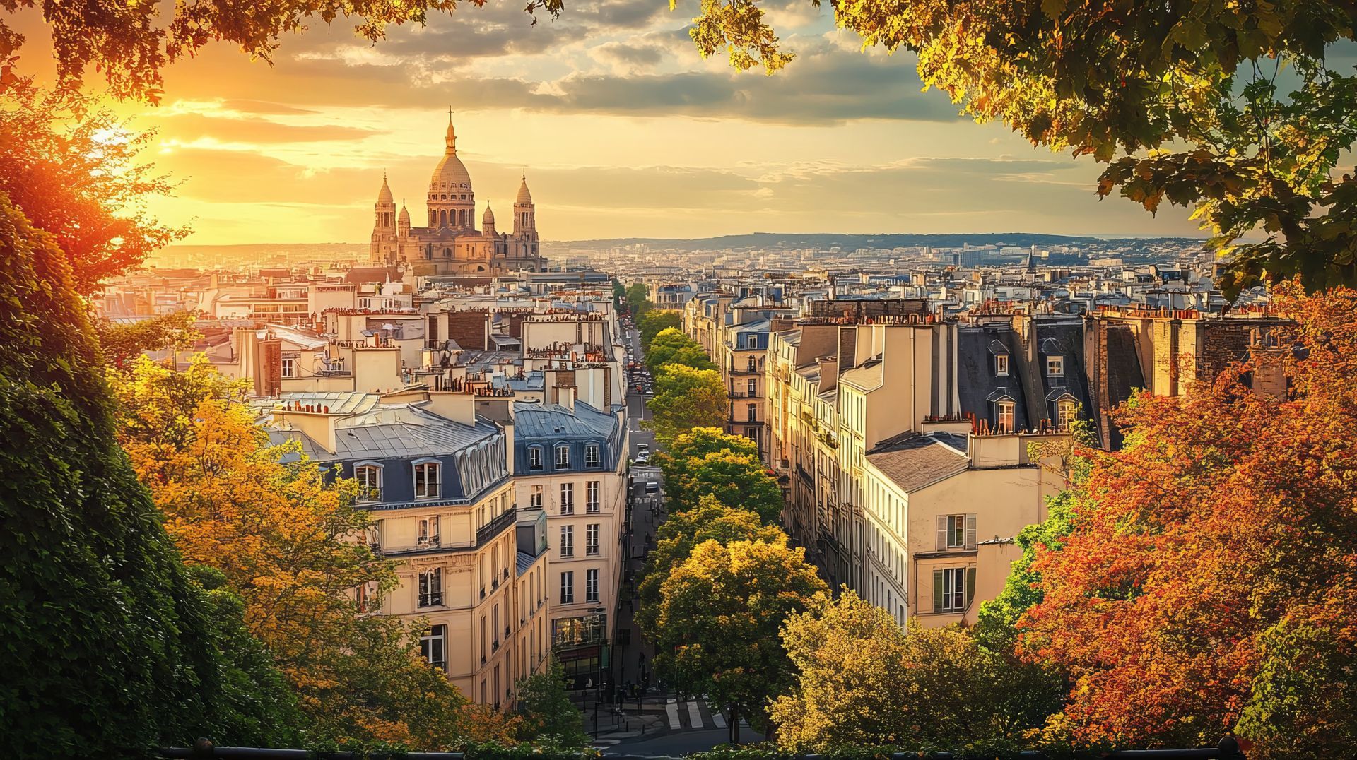 Une vue ensoleillée de Paris en automne, avec la basilique du Sacré-Cœur dominant un paysage urbain encadré de feuillage.