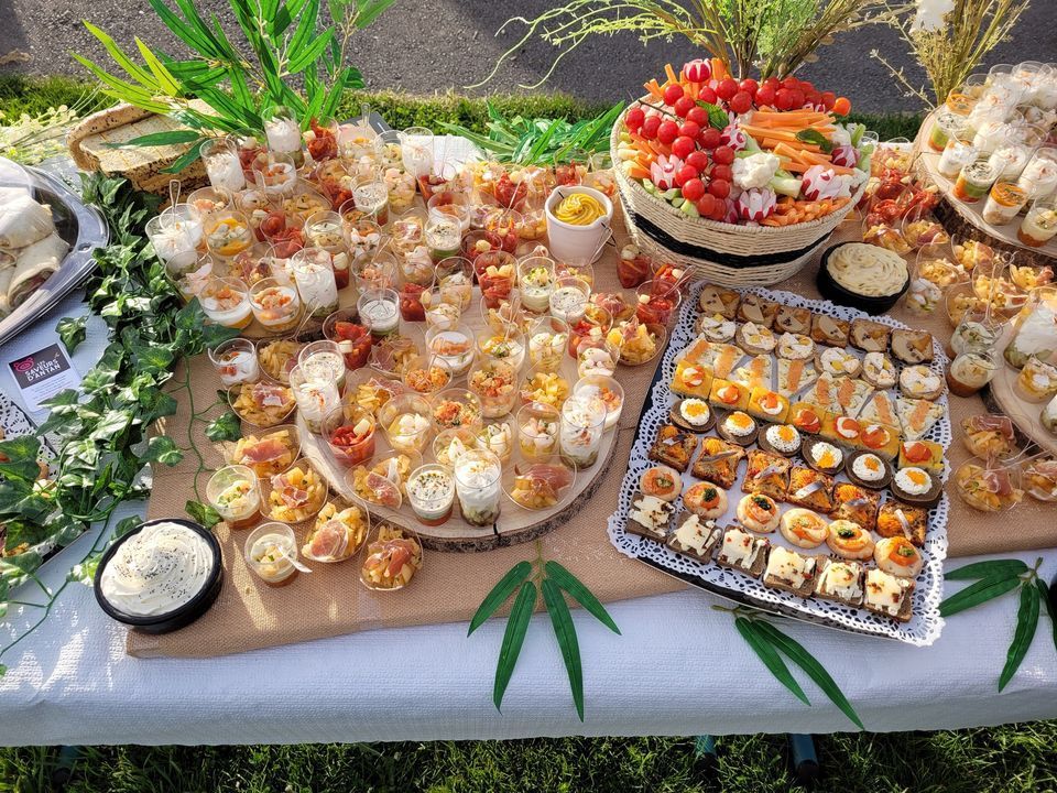 Table avec mignardises en buffet