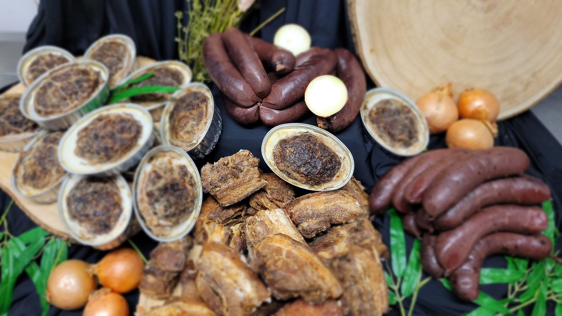 Plateau avec boudins et viandes