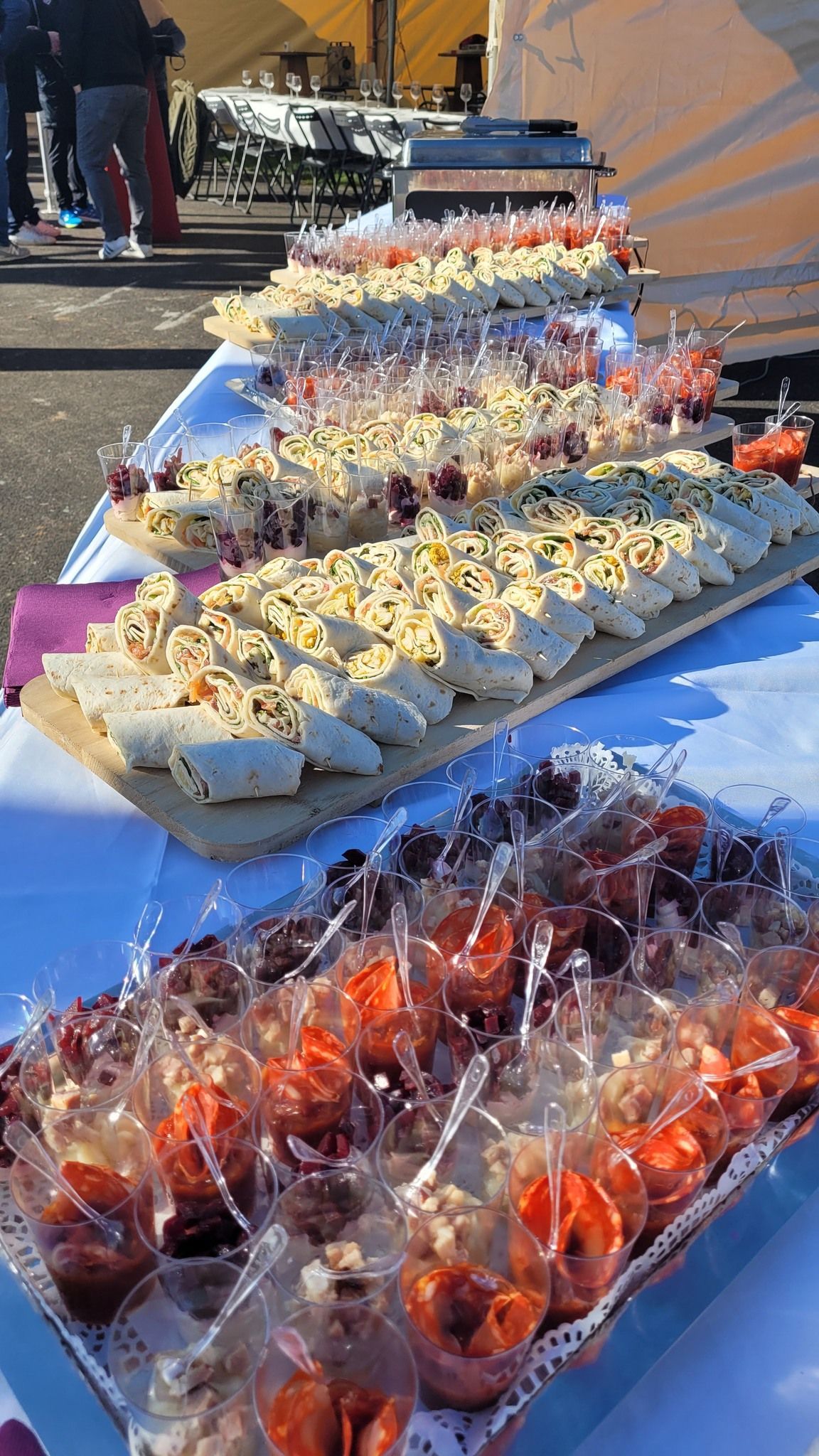 Grandes tables de buffet extérieur