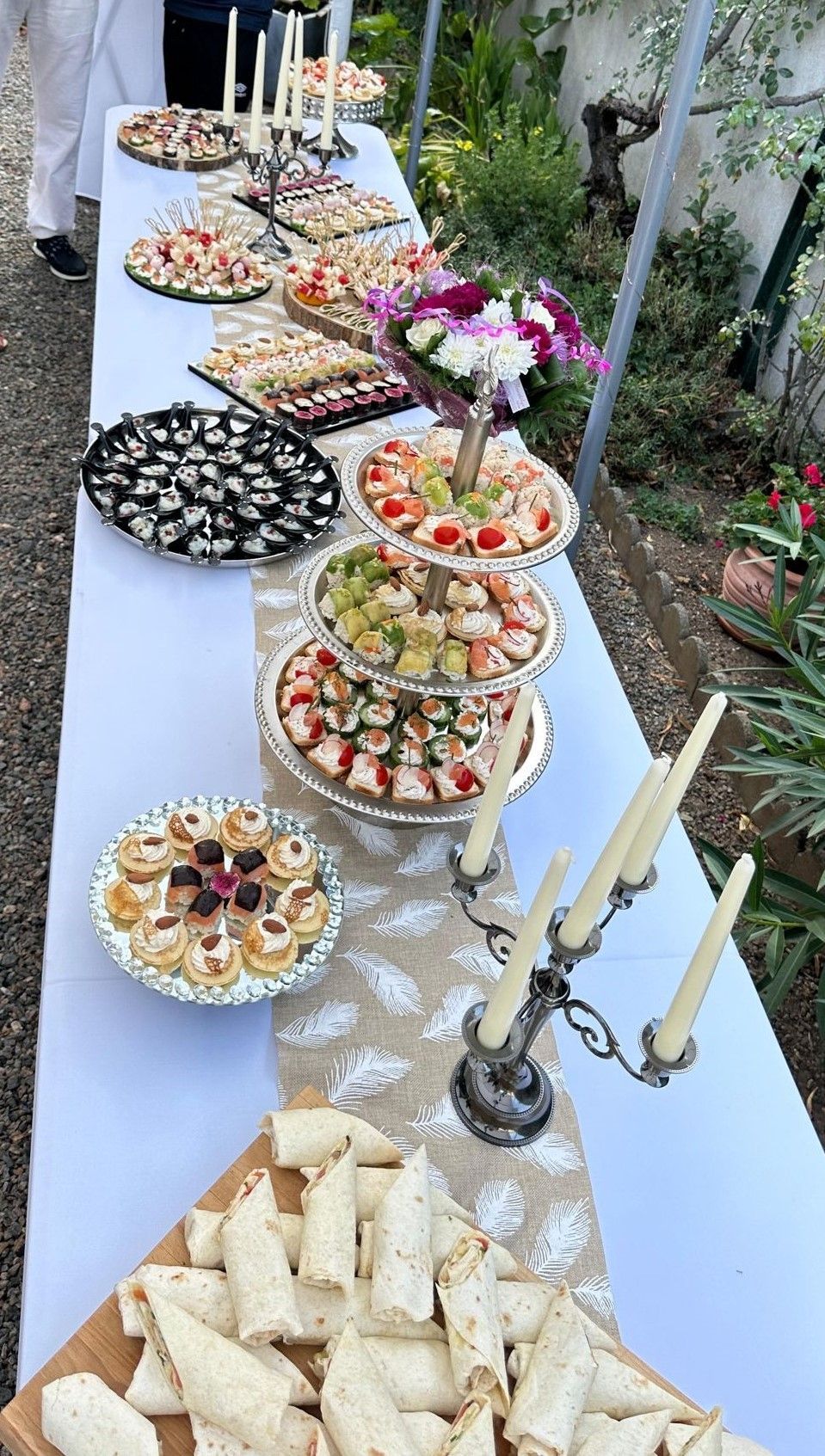 Table de buffet avec plateaux