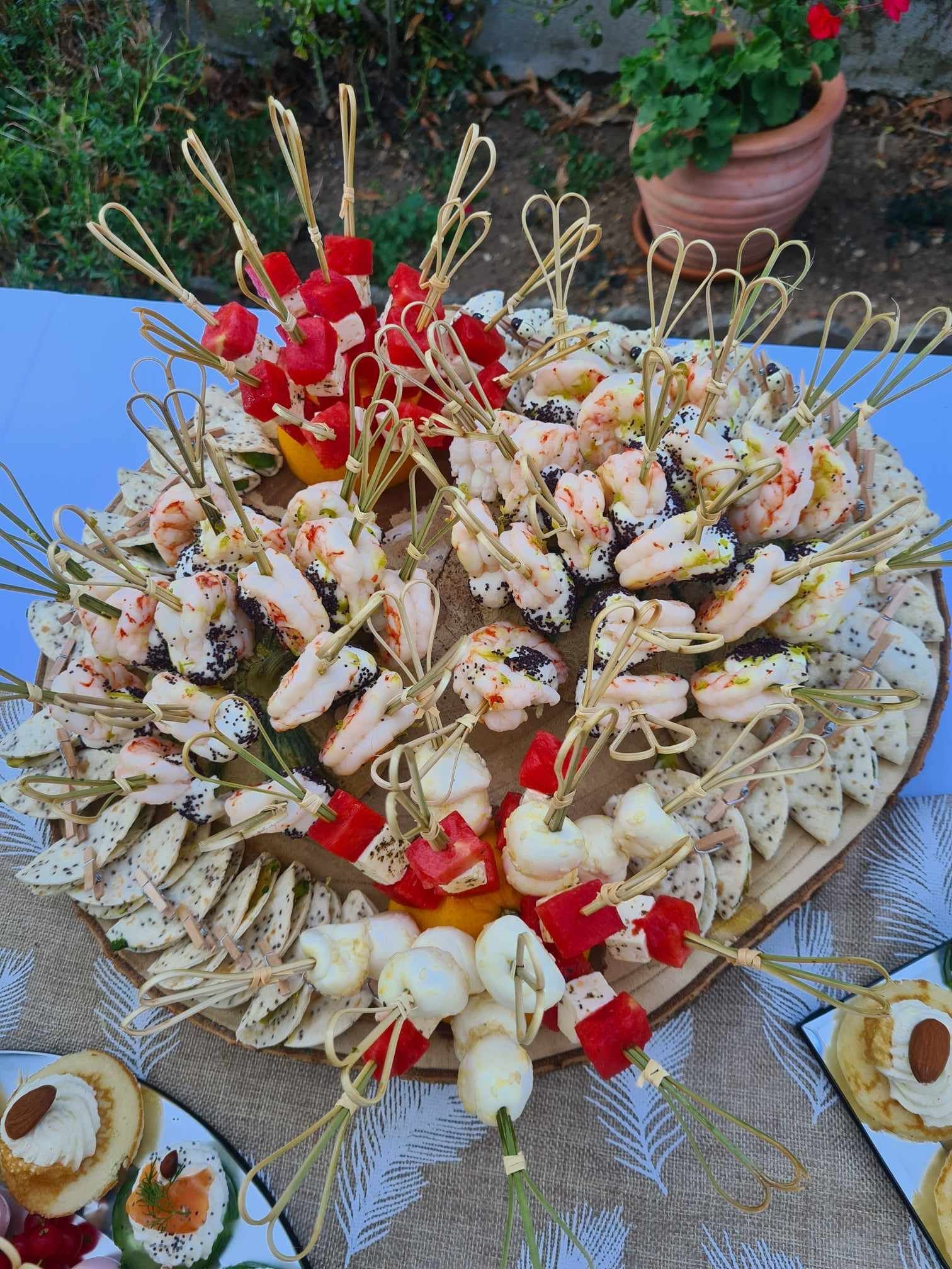 Plateau à multiples étages avec mignardises