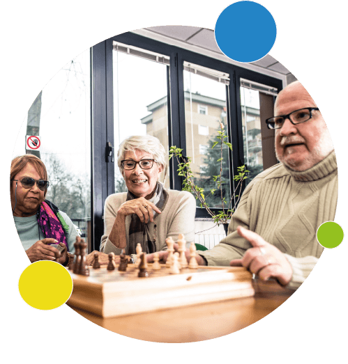 Des personnes âgées jouent aux échecs ensemble