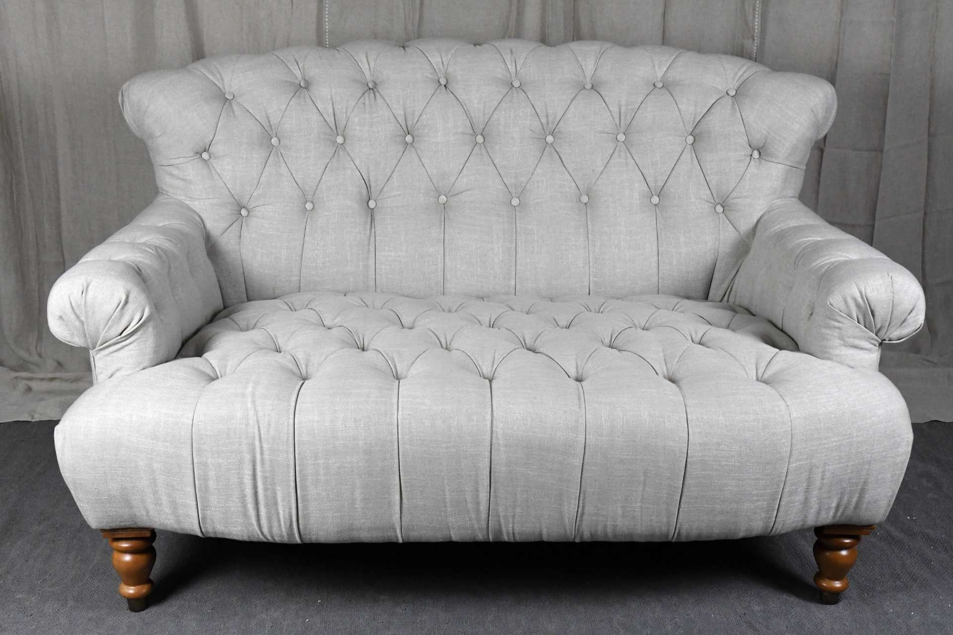 Ein edles Sofa im klassischen Chesterfield-Design.