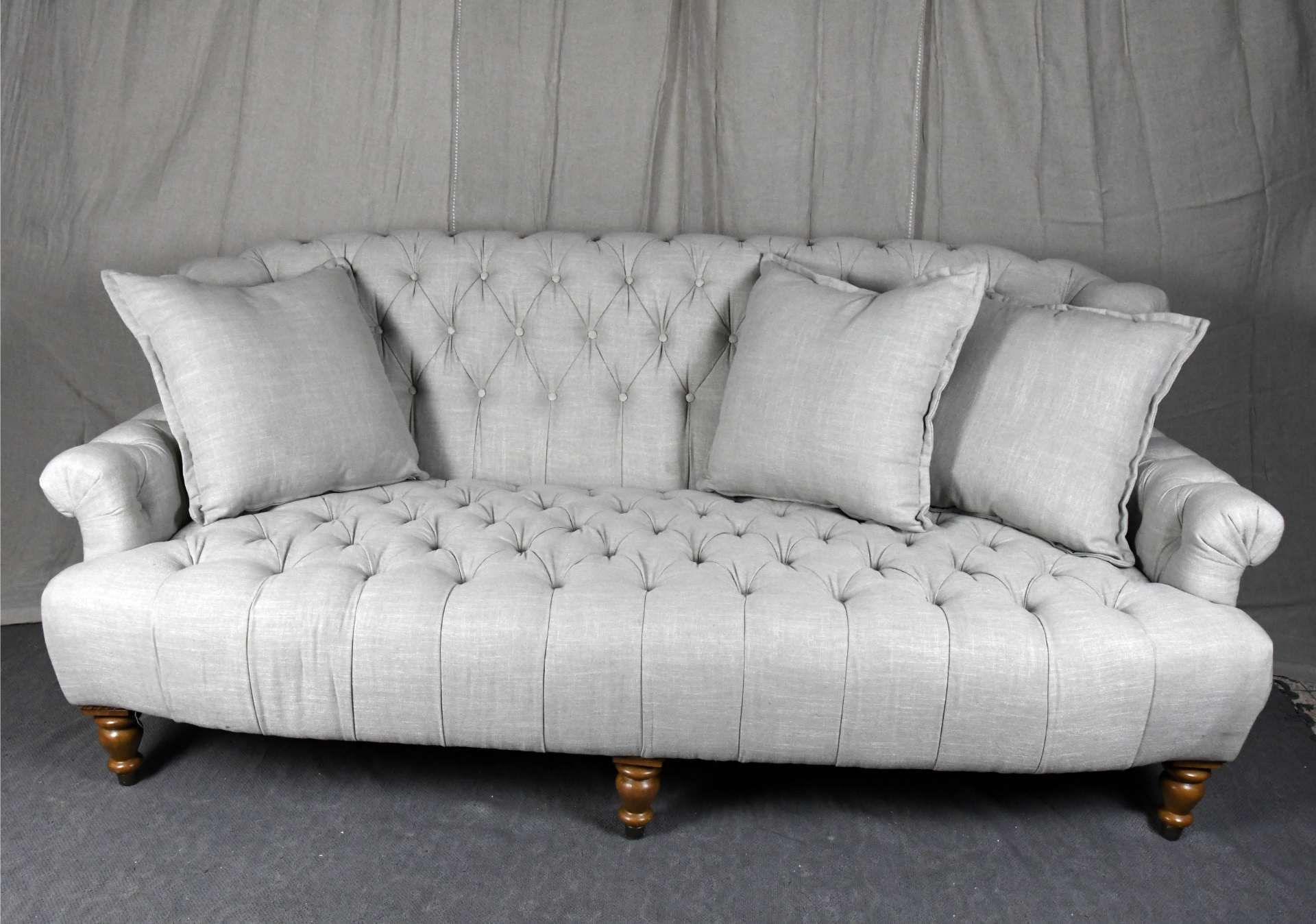 Ein edles Sofa im klassischen Chesterfield-Design.