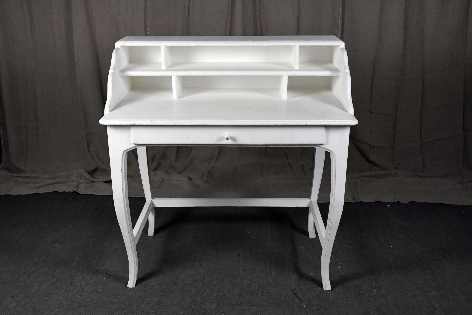 Ein klassischer Sekretär aus hochwertigem Mangoholz