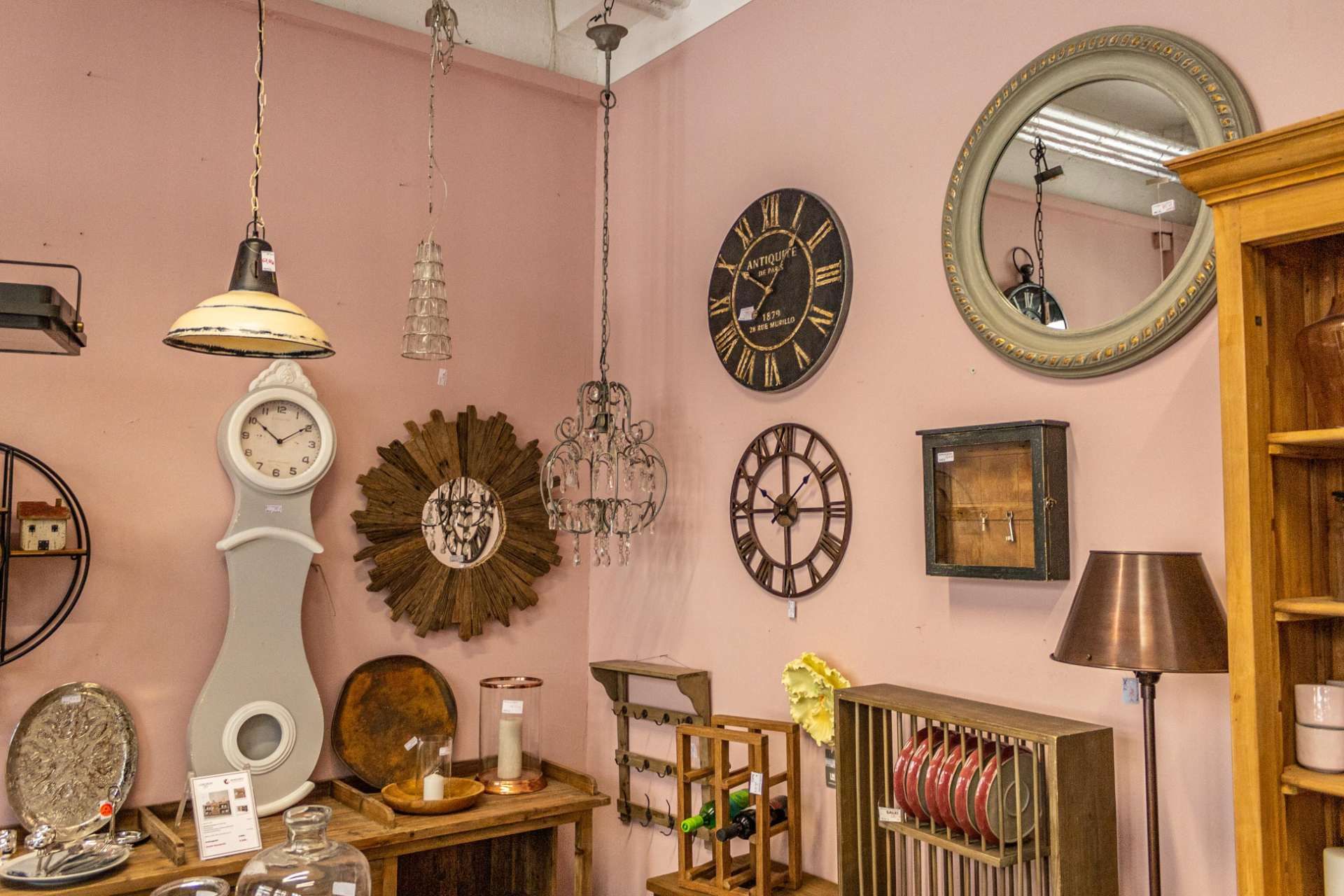 Der Laden von Martin Bauer Wohnenswert mit Uhren und Spiegel an der Wand