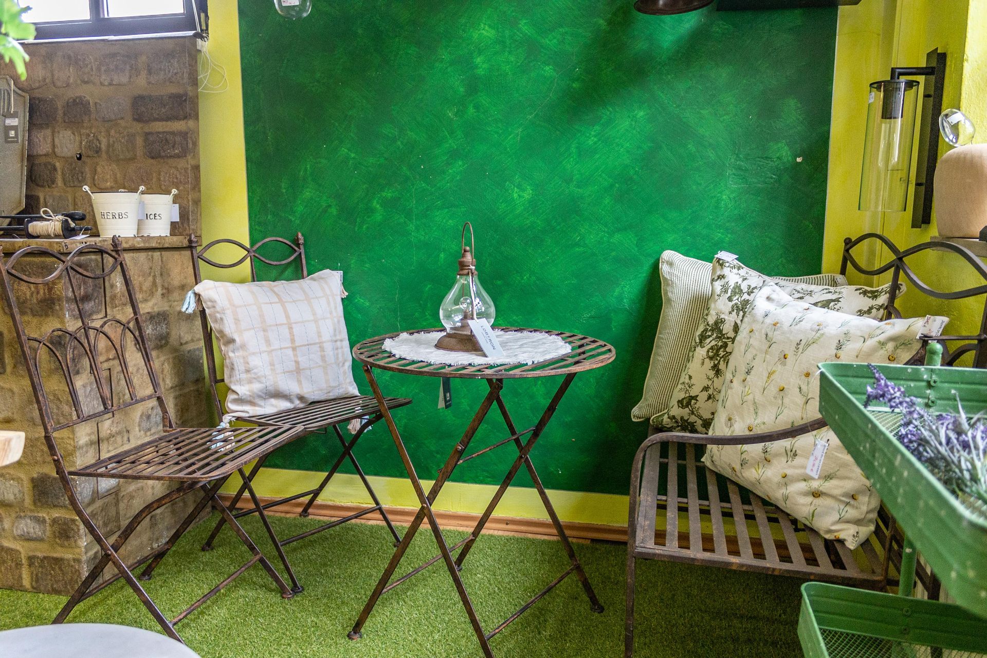 Frühlingszeit Deko Tische und Stühle bei Wohnenswert