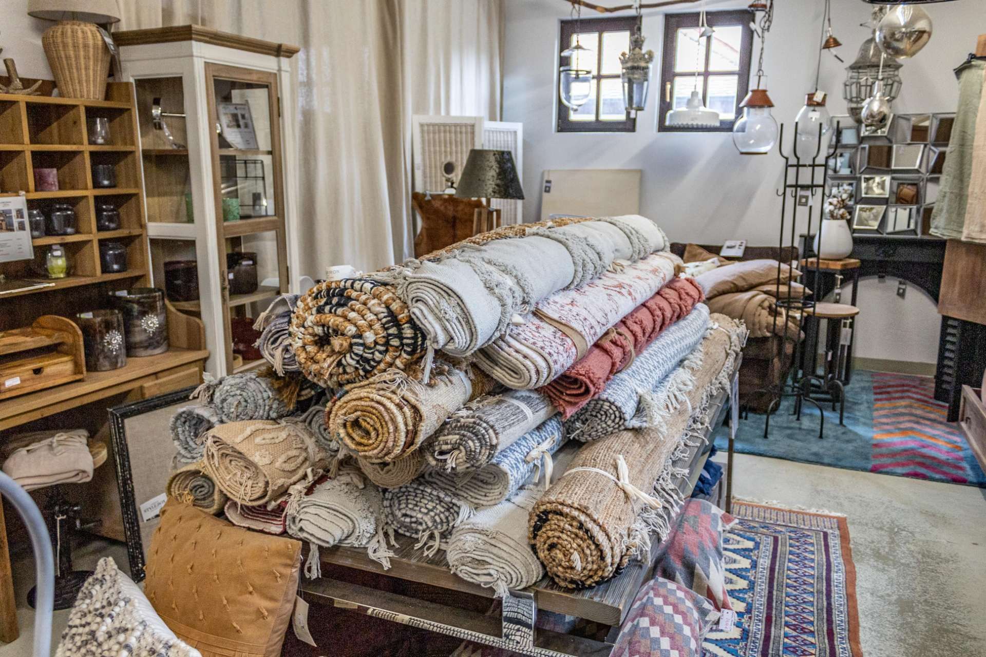 Gerollte Teppiche bei dem Laden von Martin Bauer Wohnenswert