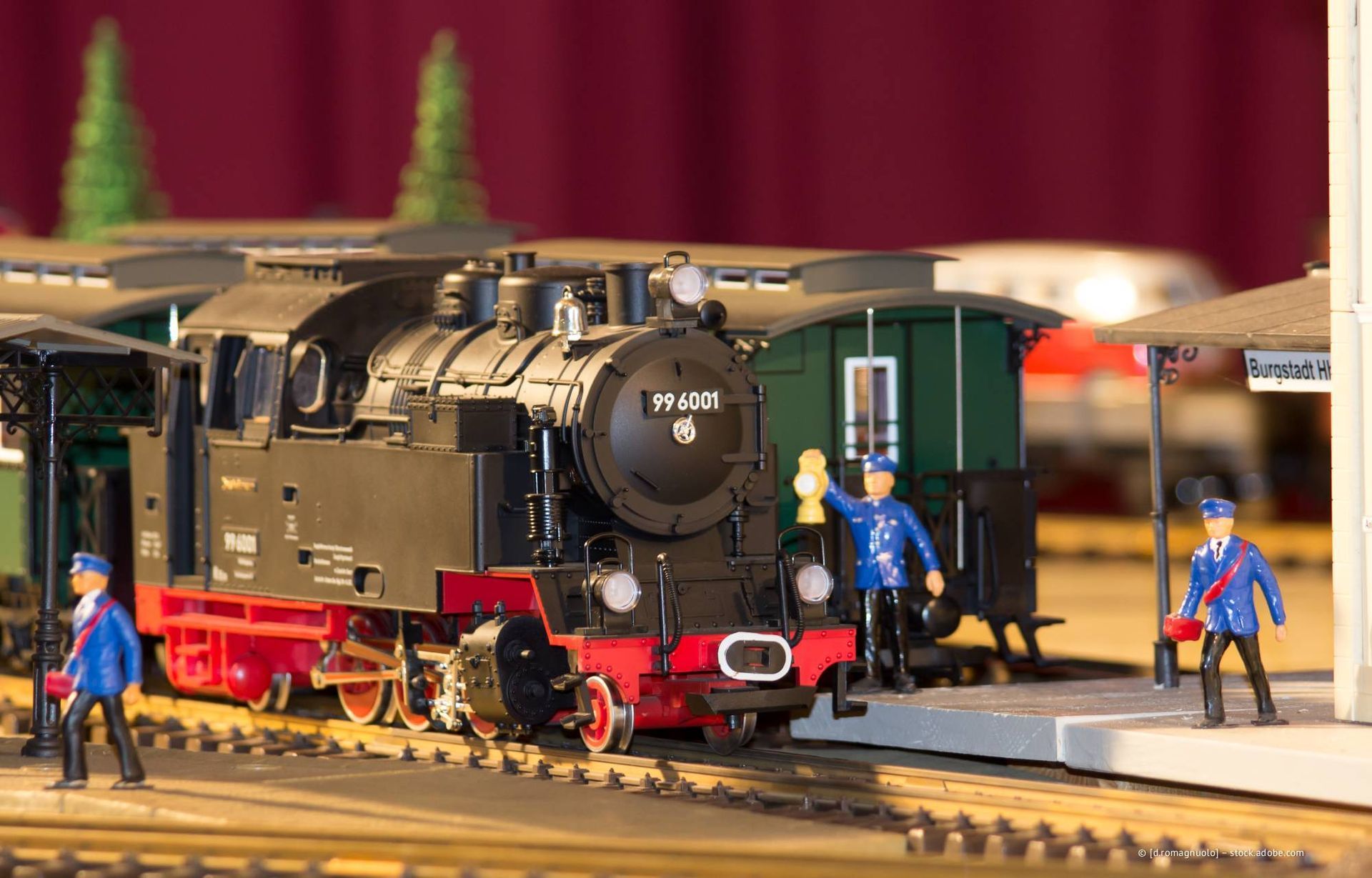 Grünes Palmenblatt mit linearem, lichtgefiltertem Muster.