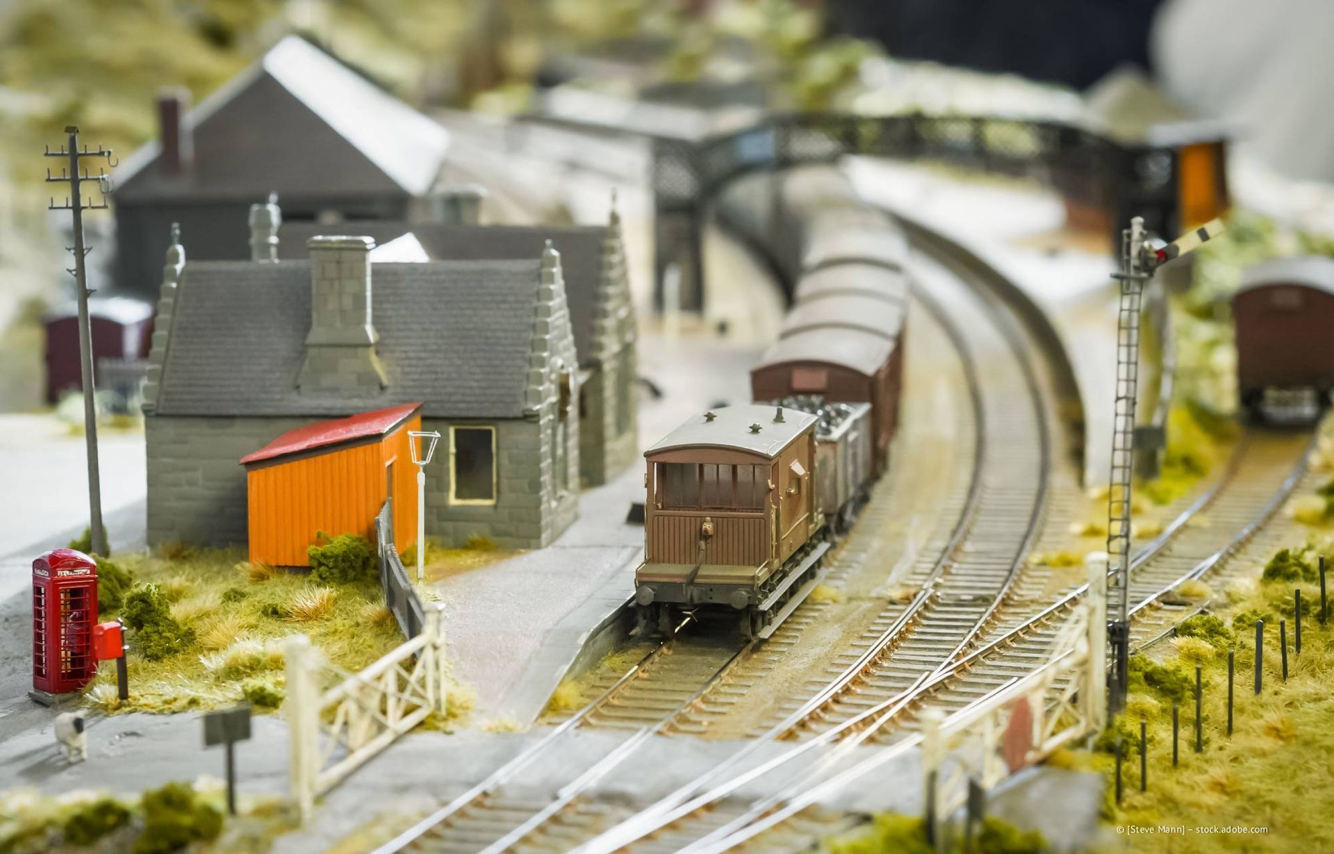 Sanddünen, hellbraun und strukturiert, mit wellenartigen Mustern, die vom Wind geformt wurden.