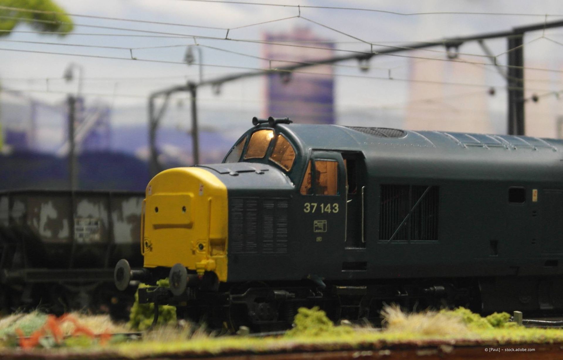 Rote und orangefarbene Sandstein-Canyonwände, vom Wasser geformt, durch die Sonnenlicht hindurchscheint.