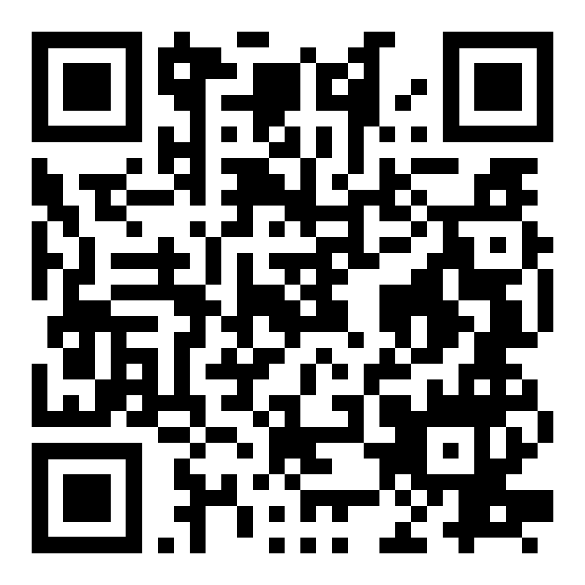 Lachende Frau mit offenem Mund und wehendem Haar, in einem grünen Hemd, vor weißem Hintergrund.