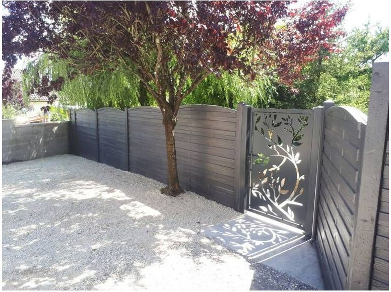 Clôture design et arbre