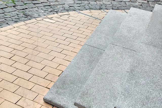 Un conjunto de escaleras que se encuentran encima de un pavimento de ladrillo.