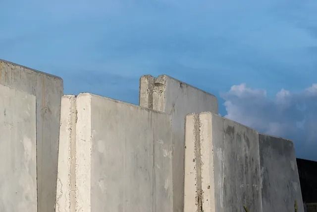 Un muro de hormigón con un cielo azul al fondo.