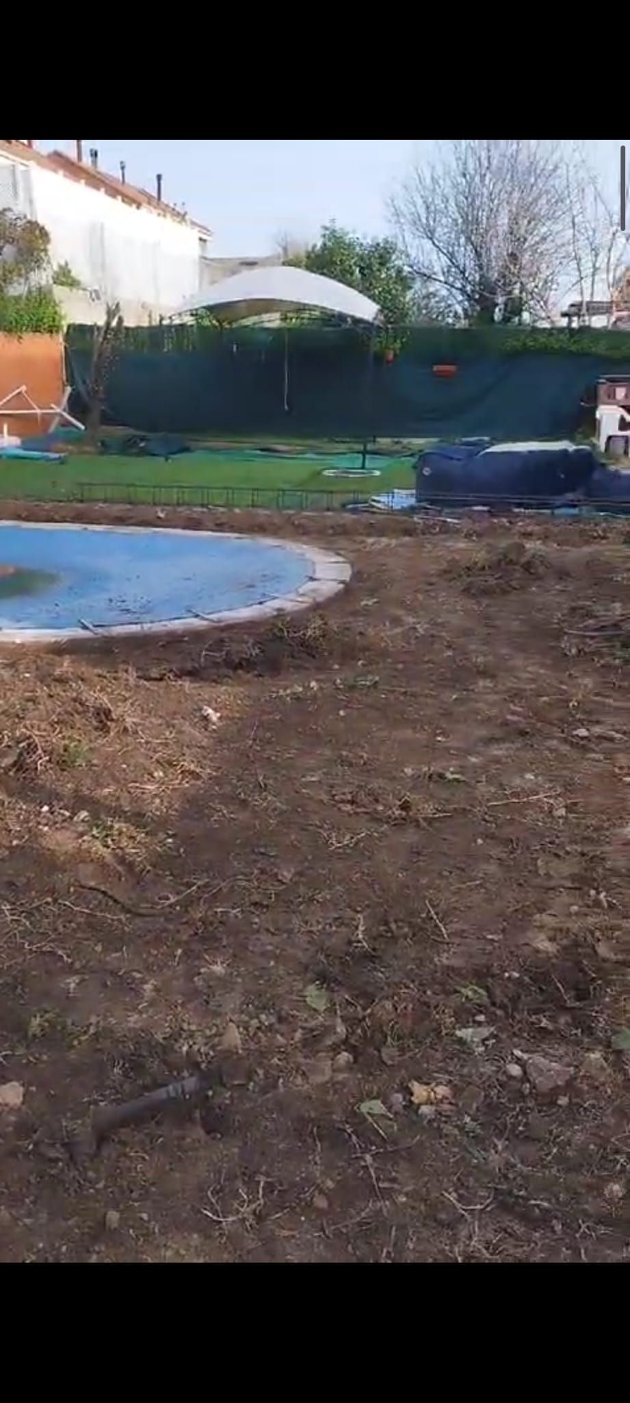 Se está construyendo una piscina en el patio trasero de una casa.