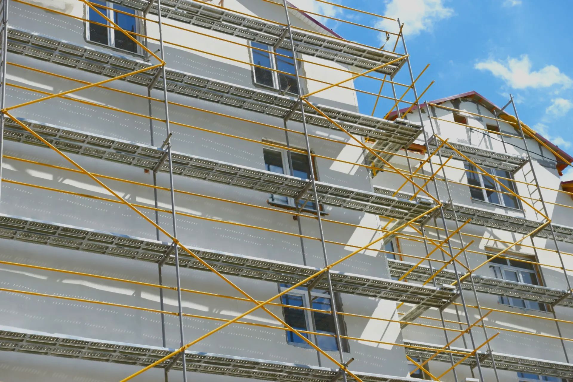 échafaudage le long d'une façade d'immeuble