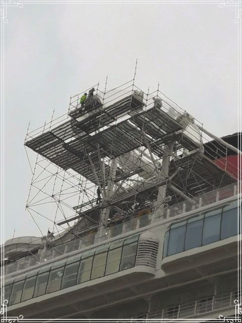 Échafaudage suspendu sur un paquebot