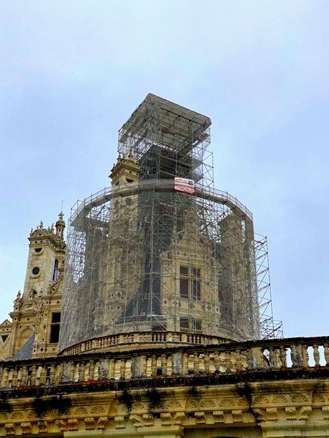 Échafaudage recouvrant une façade baroque