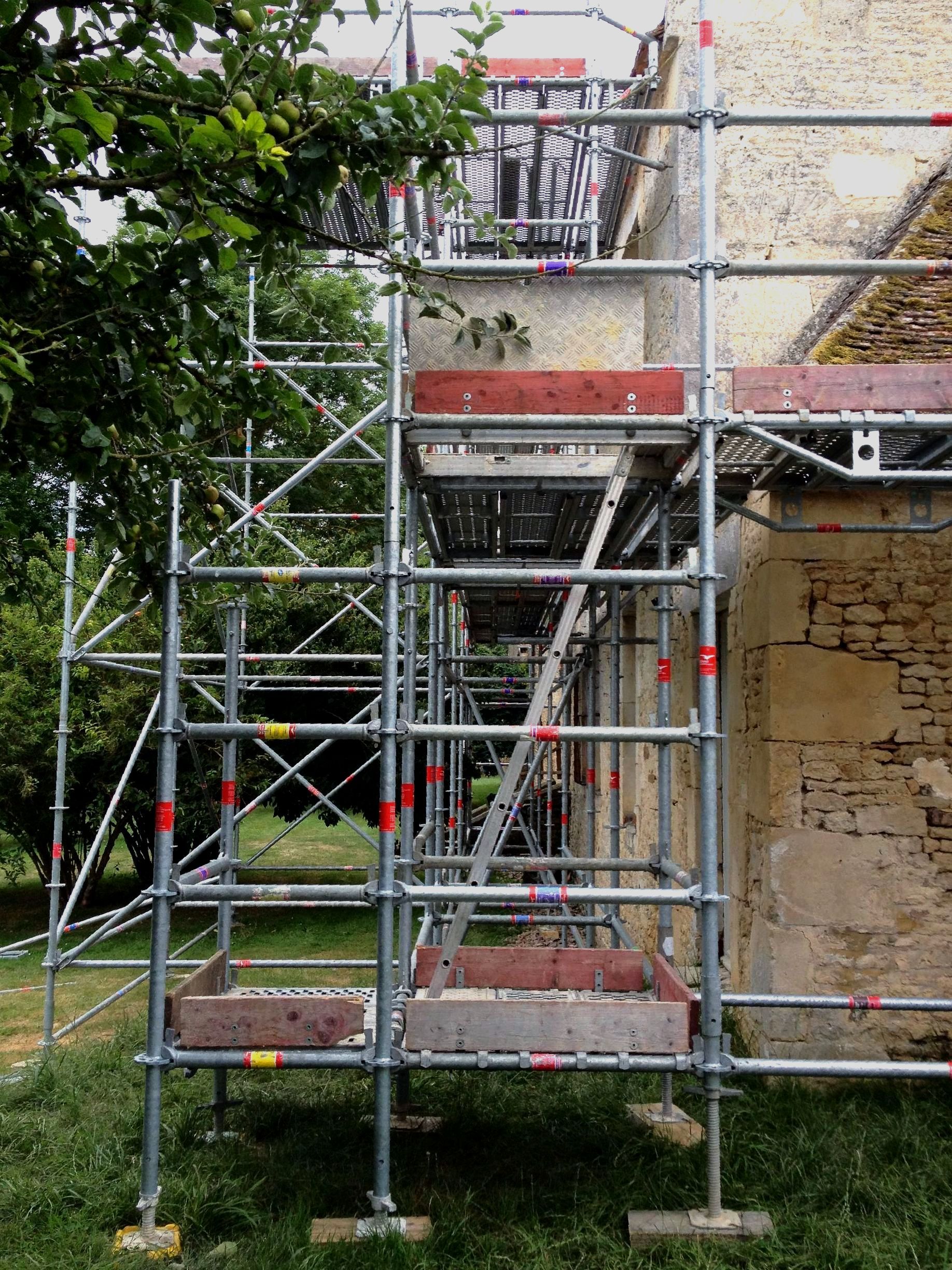 Échafaudage sur le mur d'une maison pour réfection de façade