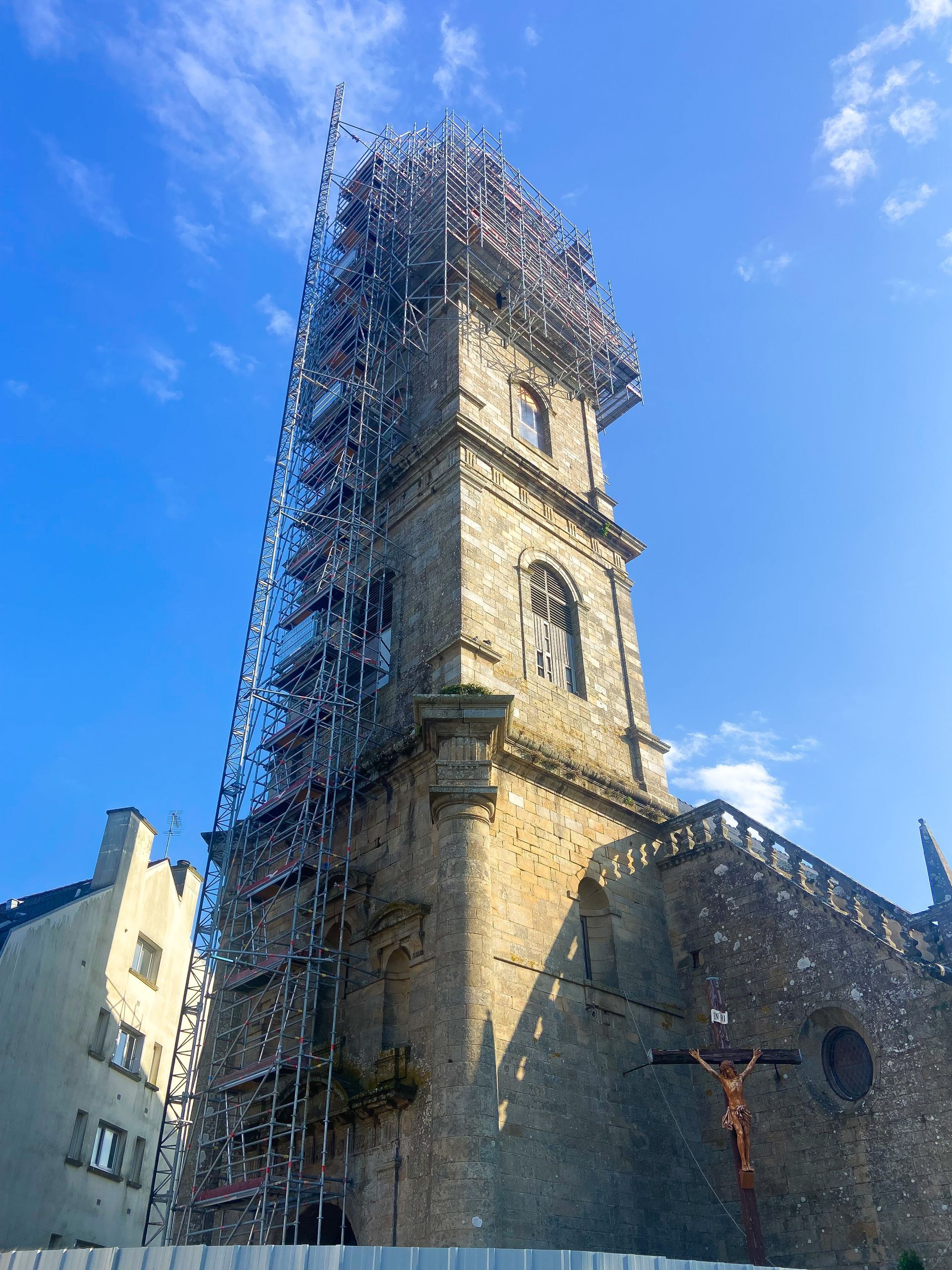 Échafaudage installé sur un clocher ancien