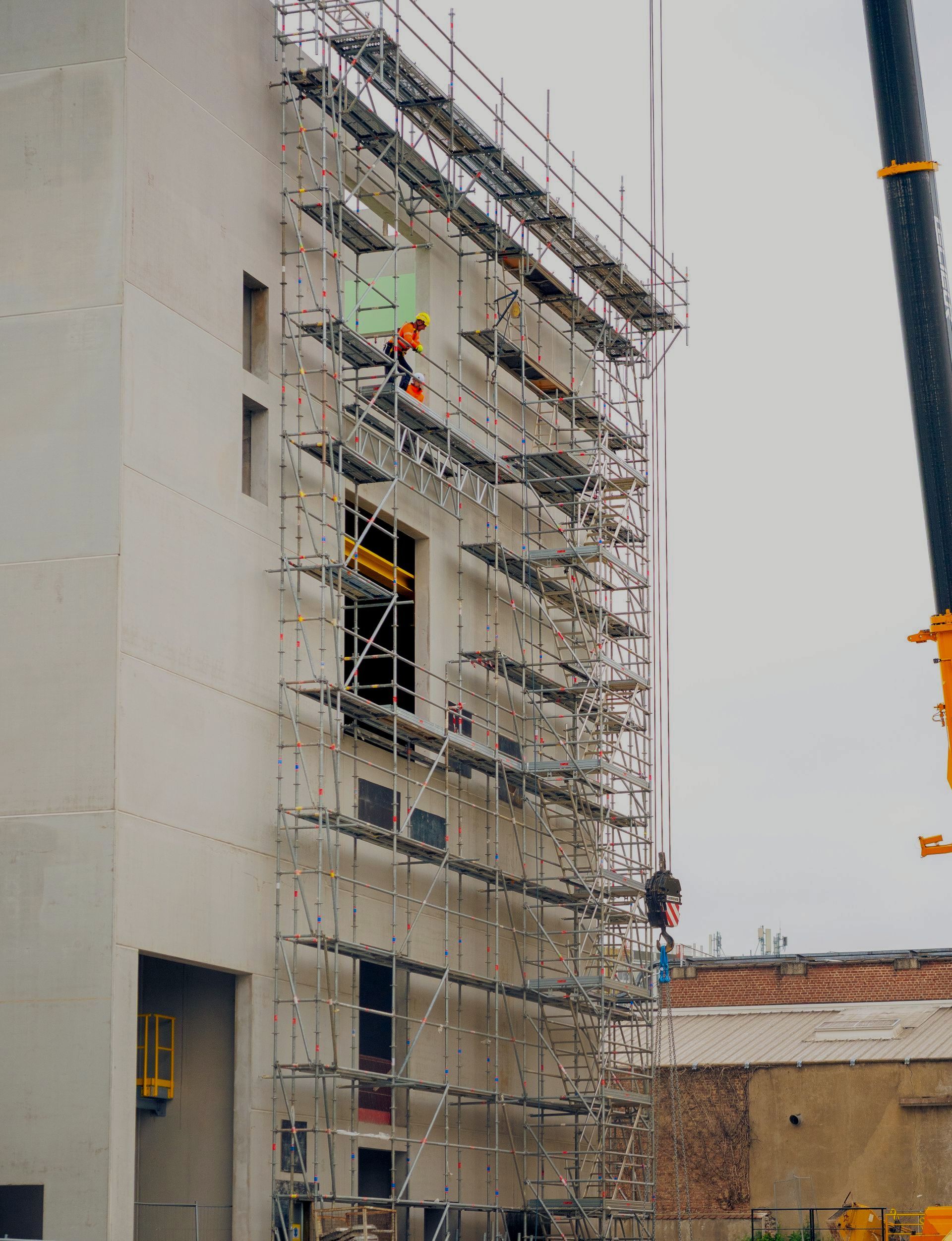 échafaudage le long d'un bâtiment