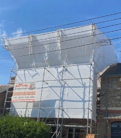 Maison individuelle avec échafaudage bâché