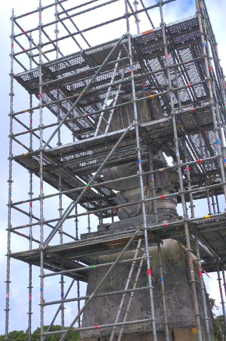 Échafaudage autour d’une grande statue