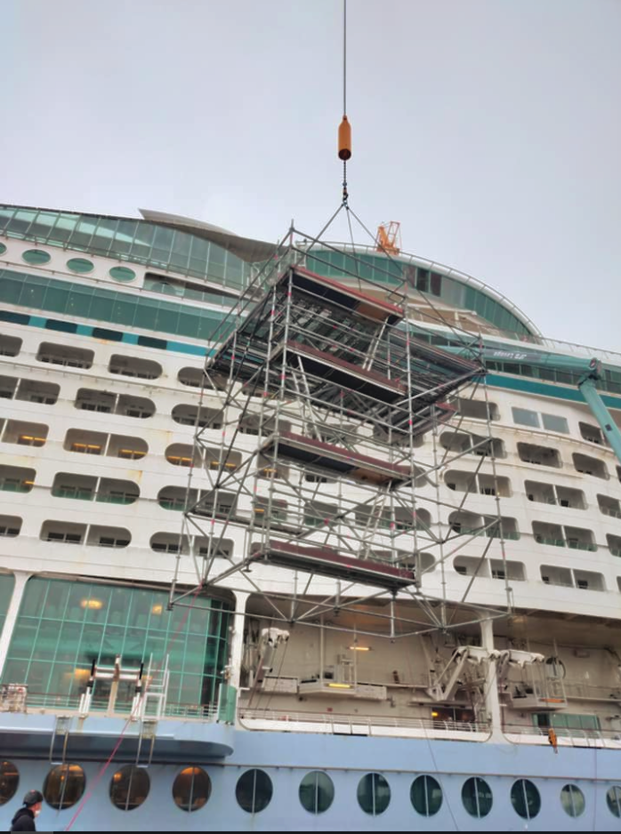 Échafaudage suspendu devant un paquebot