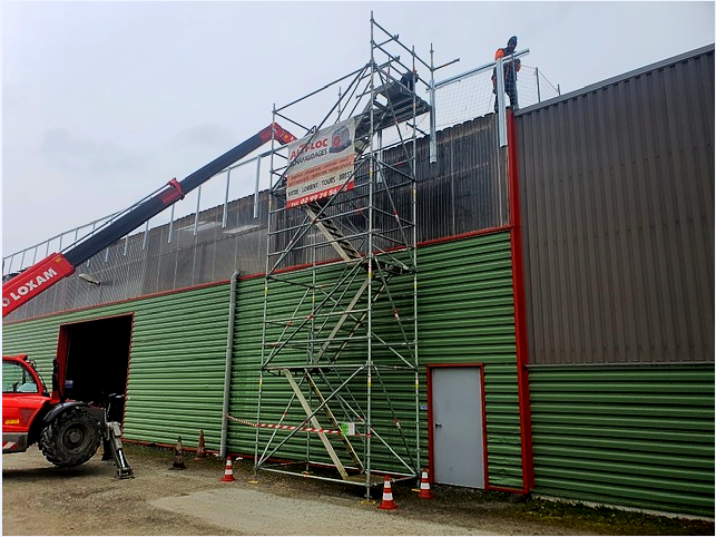 Montage échafaudage sur un bâtiment 