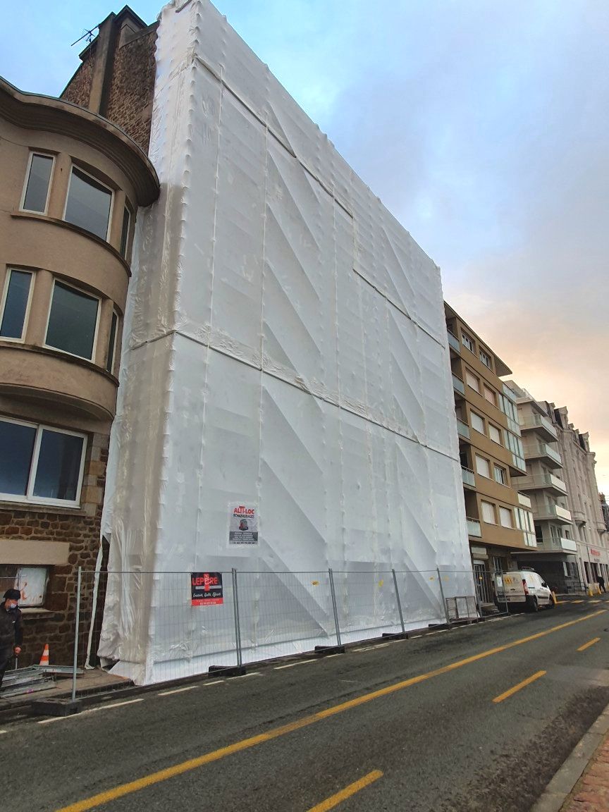 Façade d’immeuble entièrement bâchée