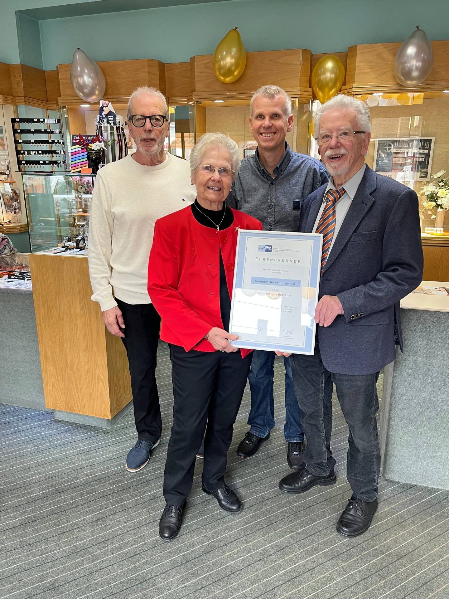 Familie Hennenbruck mit IHK Ehrenurkunde