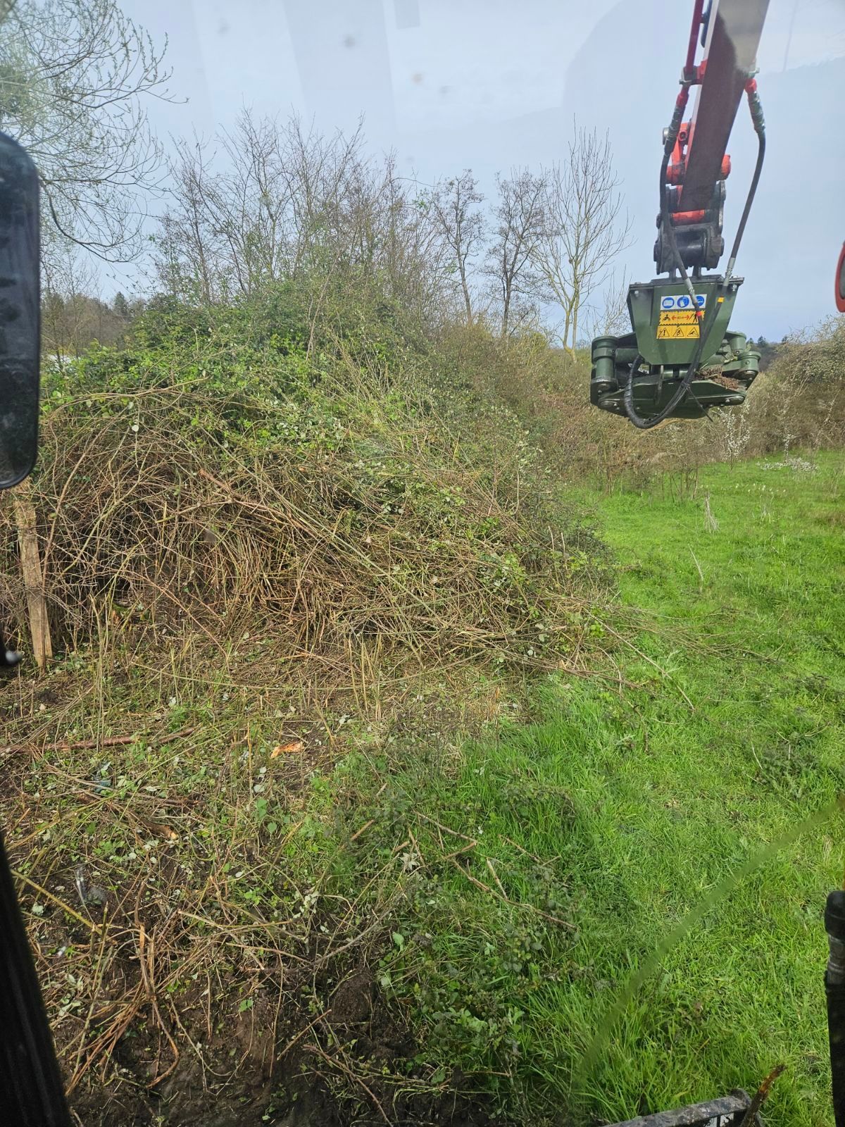 Machine pour le débroussaillage de terrain
