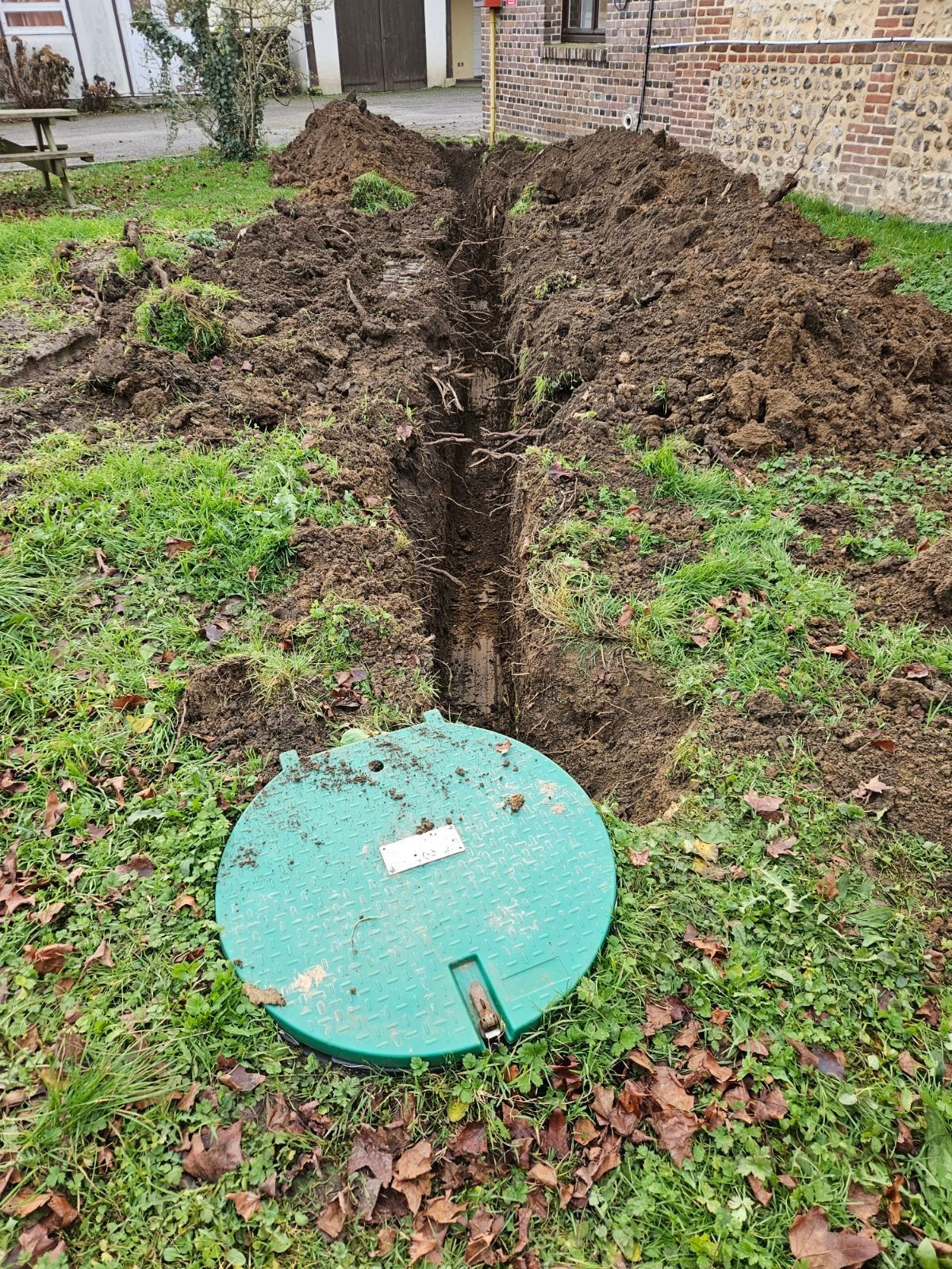 Terrassement pour le passage de câbles réseau