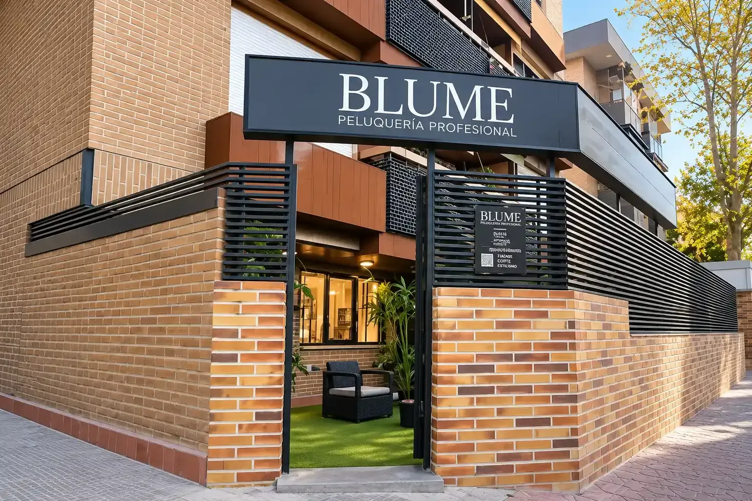 Local con un letrero de BLUME, fachada de ladrillo y puerta abierta en una esquina soleada