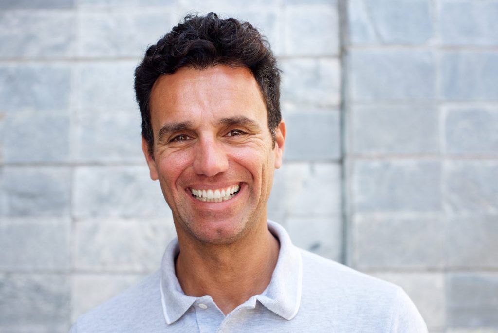 Braunhaariger lächelnder Mann, Ingrid Mack partner for you