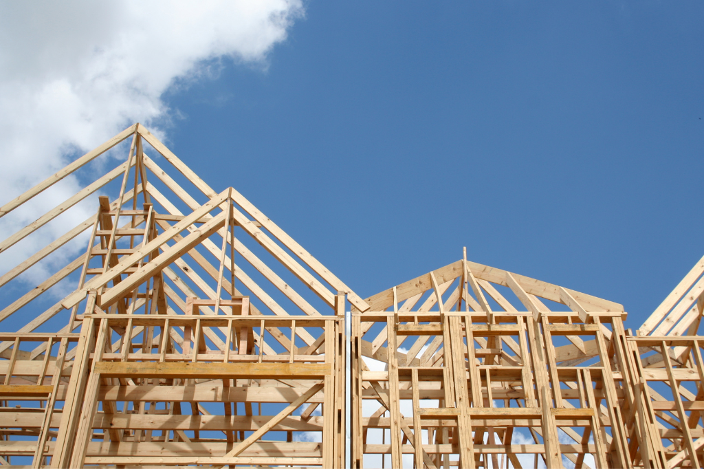Une maison est en construction avec un ciel bleu en arrière-plan