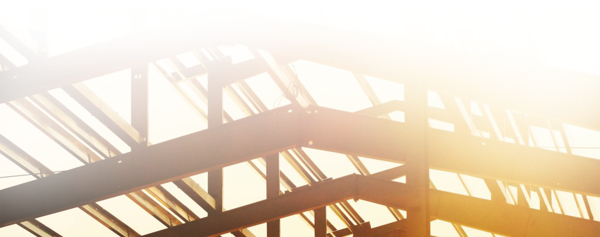 Le soleil brille à travers les fenêtres d'un bâtiment.