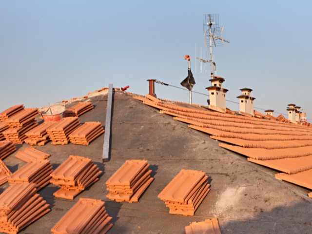 Un routeur blanc est branché sur une prise murale.