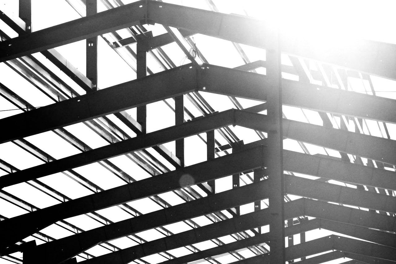 Une photo en noir et blanc de l'intérieur d'un bâtiment