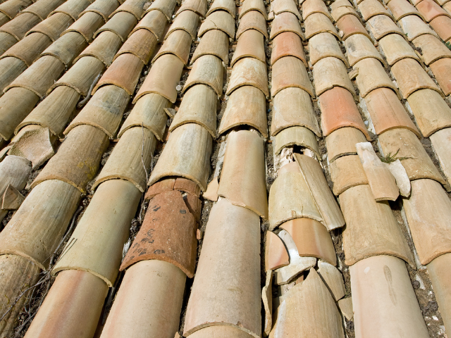 Un tas de fils pendent du plafond d'une pièce.