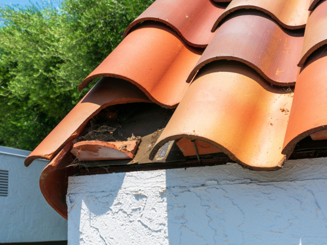 Un rack de serveur avec beaucoup de fils qui en sortent