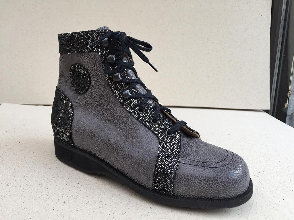 Chaussure grise et noire à paillette