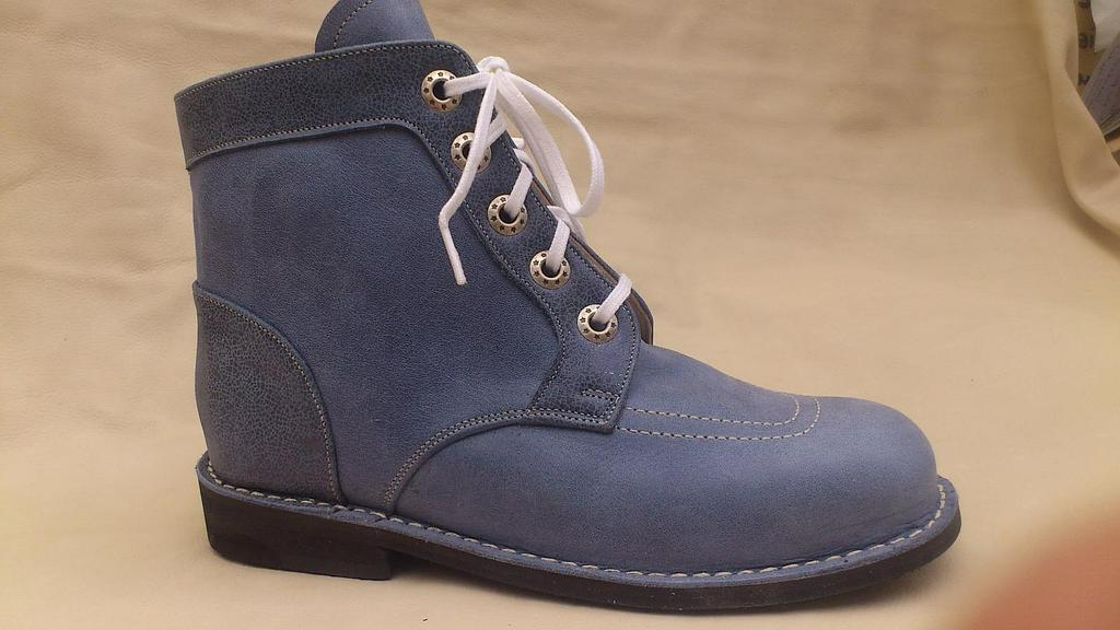 Bottine gris à lacets blancs